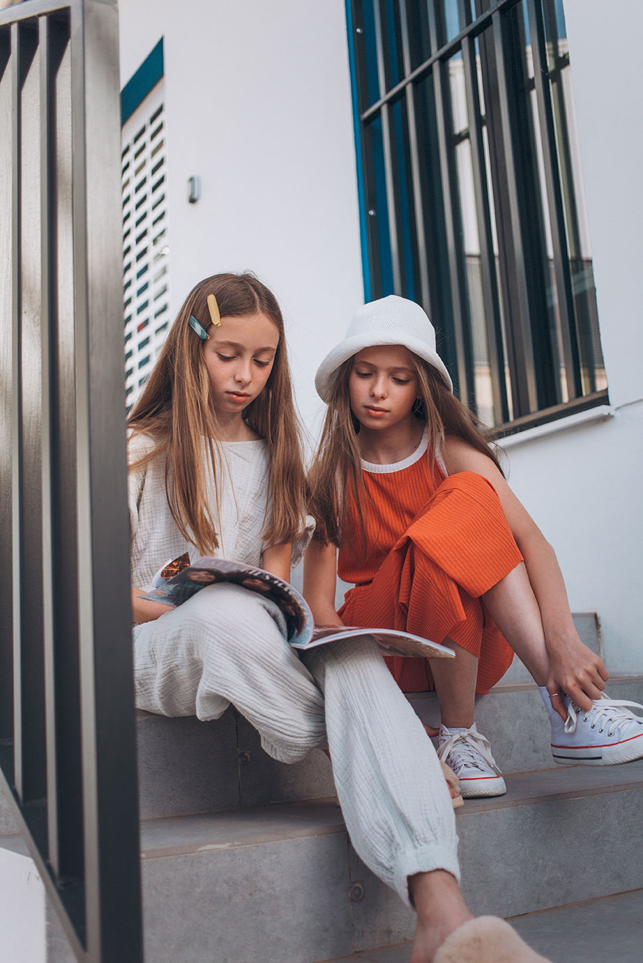 Sesión de fotografía de moda infantil en exterior en Valencia