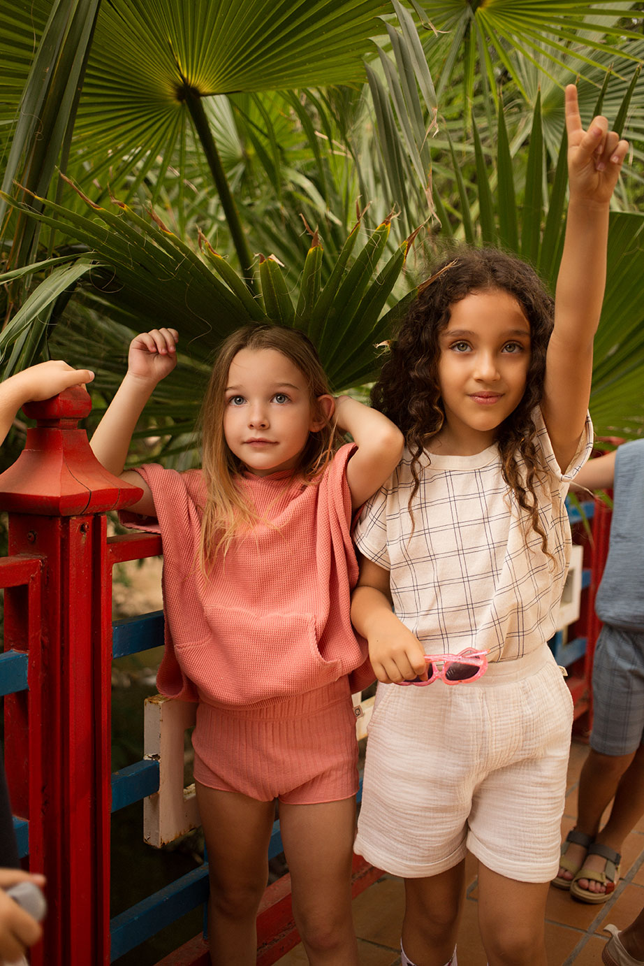 Sesión de fotografía de moda infantil en exterior en Valencia