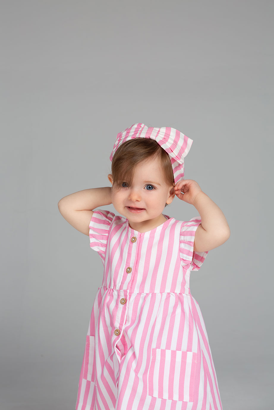 Niña con expresión natural durante un test de modelo infantil